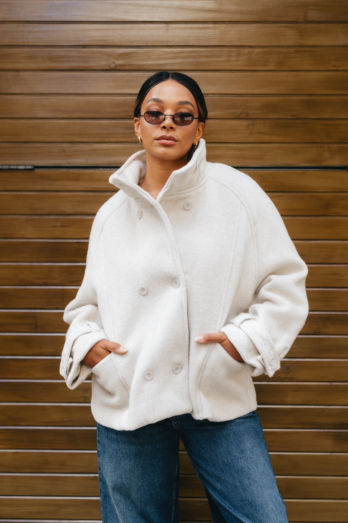 Kurze Wolljacke mit Stehkragen – Beige