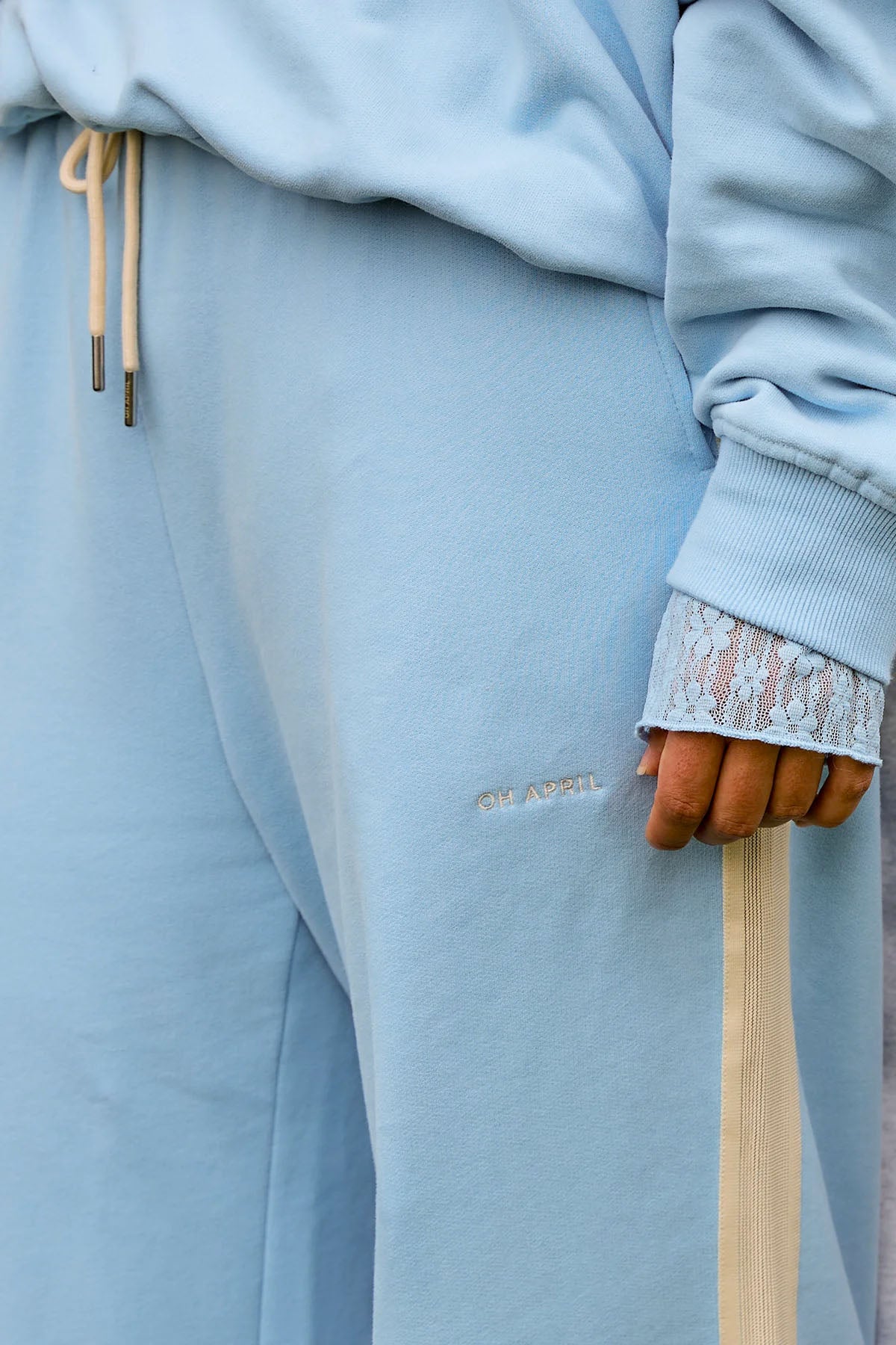 Kael Sweatpants aus Baumwolle mit Kontraststreifen – Sky Blue