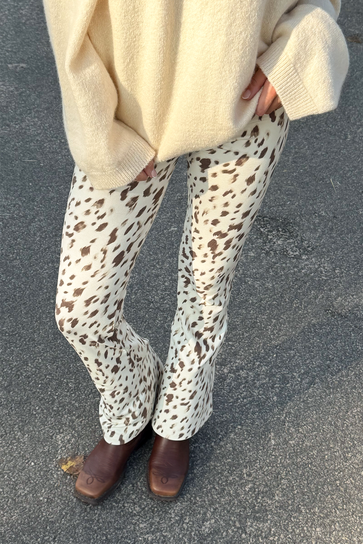 Tia Bootcut Leggings Cow